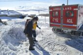 Kardan köyde mahsur kalan hasta 6 saatlik zorlu çalışmayla hastaneye ulaştırıldı