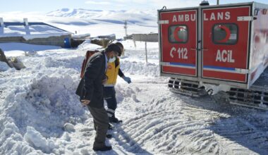 Kardan köyde mahsur kalan hasta 6 saatlik zorlu çalışmayla hastaneye ulaştırıldı