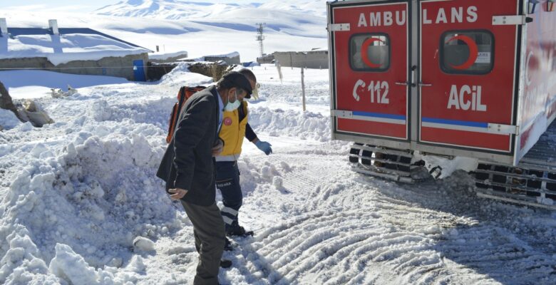 Kardan köyde mahsur kalan hasta 6 saatlik zorlu çalışmayla hastaneye ulaştırıldı