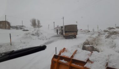 Kar ve tipi Ağrı-Kars karayolunu ulaşıma kapattı