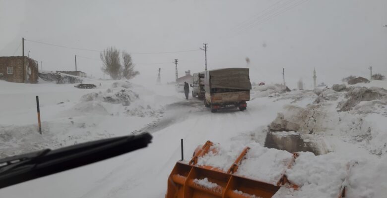 Kar ve tipi Ağrı-Kars karayolunu ulaşıma kapattı