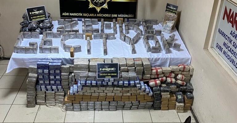 Ağrı’da saman çuvallarının altına gizlenmiş 358 kilo eroin ele geçirildi