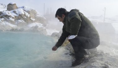 Diyadin’de Vatandaşların eksi 25 derece soğukta havuz keyfi dikkat çekiyor