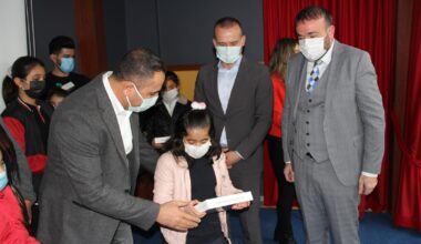 Yazdığı şiir kitabının gelirleri ile Ağrılı öğrencilere tablet dağıttı