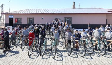 Bakan Kasapoğlu, Ağrı’da öğrencilere verdiği sözü tuttu