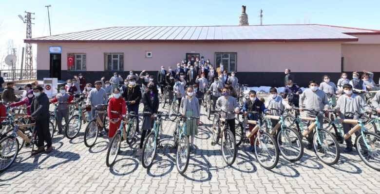 Bakan Kasapoğlu, Ağrı’da öğrencilere verdiği sözü tuttu