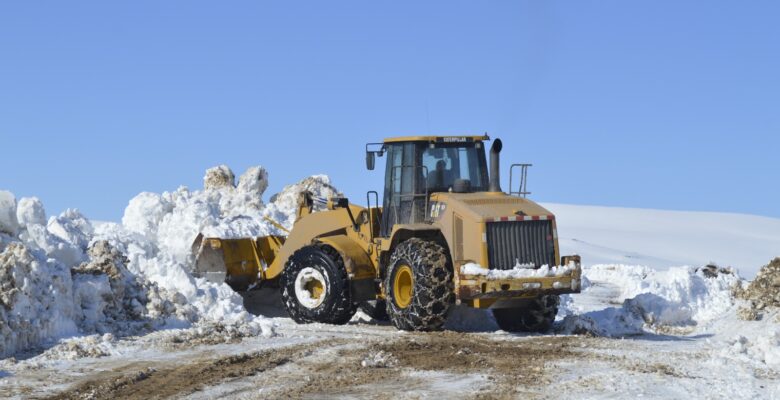 Ağrı’da karla mücadele ekiplerinin kar mesaisi sürüyor