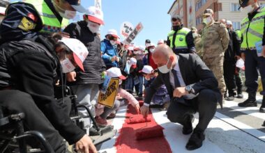 Vali Varol, Yayalar içim Kırmızı Çizgiyi çekti