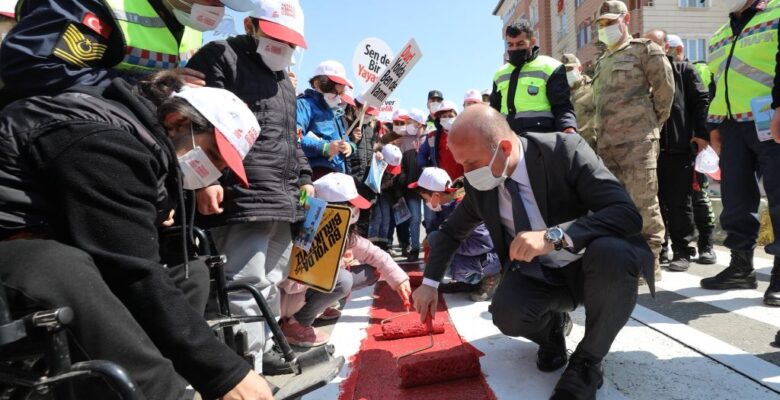 Vali Varol, Yayalar içim Kırmızı Çizgiyi çekti