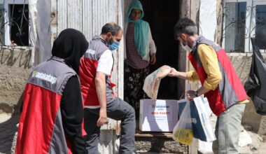 Sadakataşı Derneği Ağrı Temsilciliğinden ihtiyaç sahibi ailelere yardım eli