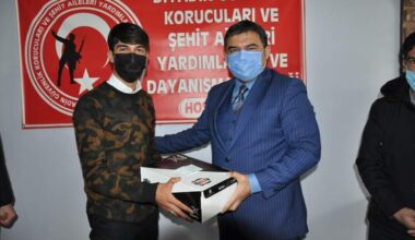 Kaymakam Balcı, gençlere halı saha ayakkabısı dağıttı