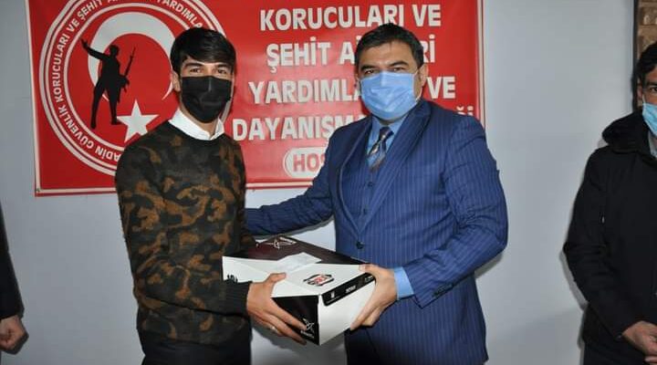 Kaymakam Balcı, gençlere halı saha ayakkabısı dağıttı