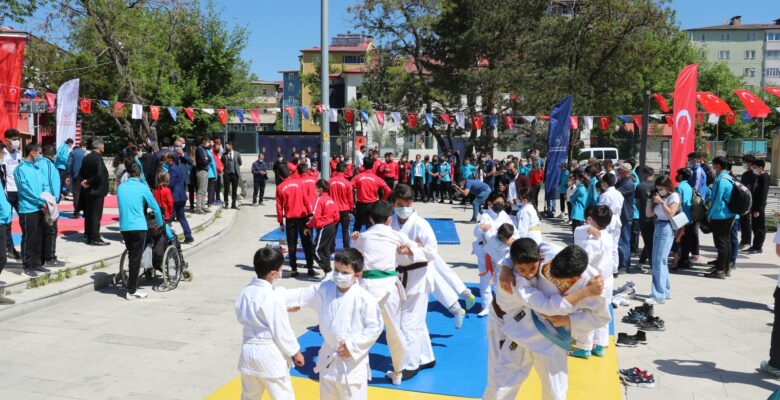 Ağrı’da Atatürk’ü Anma, Gençlik ve Spor Bayramı kutlanıyor