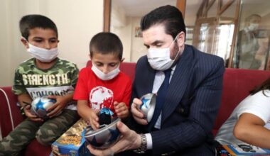 Başkan Sayan 250 çocuğa bayramlık dağıttı