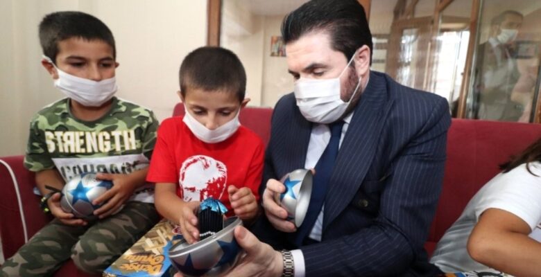 Başkan Sayan 250 çocuğa bayramlık dağıttı