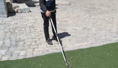 Ağrı’da evin bahçesine giren yılan yakalanıp doğaya bırakıldı