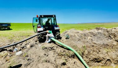Ağrılı çiftçiler kuraklık nedeniyle kendi imkanlarıyla sulama yapmaya başladı