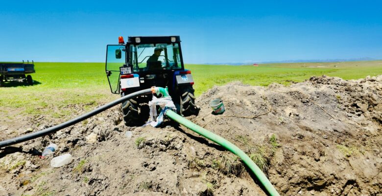 Ağrılı çiftçiler kuraklık nedeniyle kendi imkanlarıyla sulama yapmaya başladı