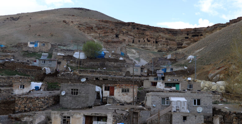 Kayalar oyularak yapılan “Yukarı Biligan Mağaraları” ziyaretçilerini bekliyor