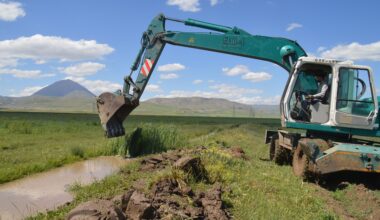 Eleşkirt Ovasında sulama kanallarında temizlik çalışması başladı
