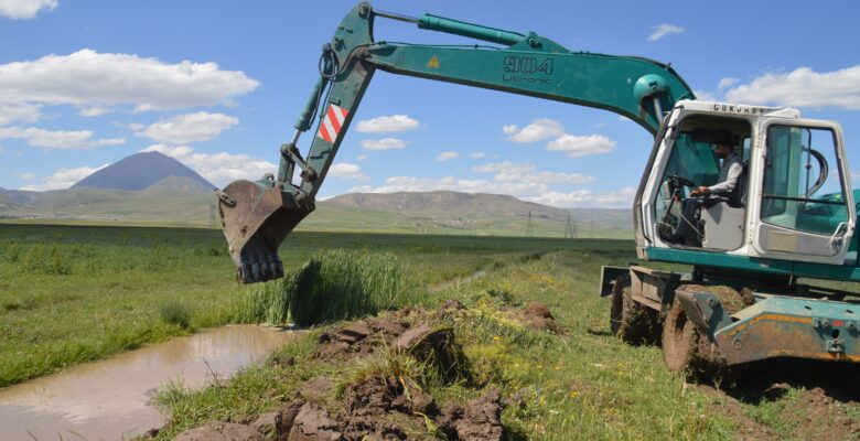 Eleşkirt Ovasında sulama kanallarında temizlik çalışması başladı