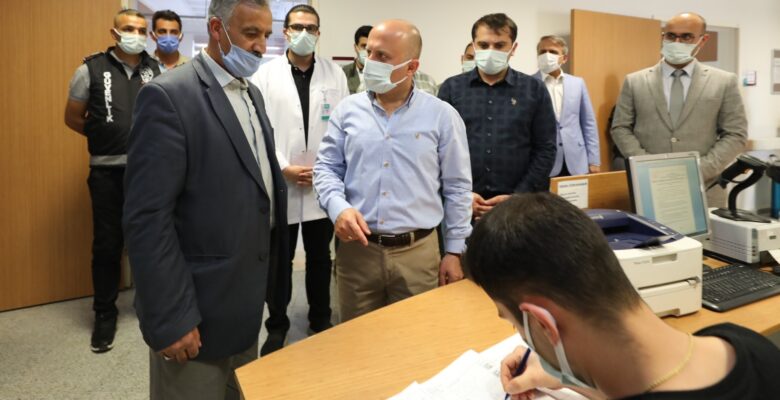 Ağrı Valisi Varol, Covid-19 Aşı Polikliniğini ziyaret etti