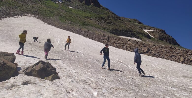 Ağrı’da Haziran ayında kartopu ve kayak keyfi