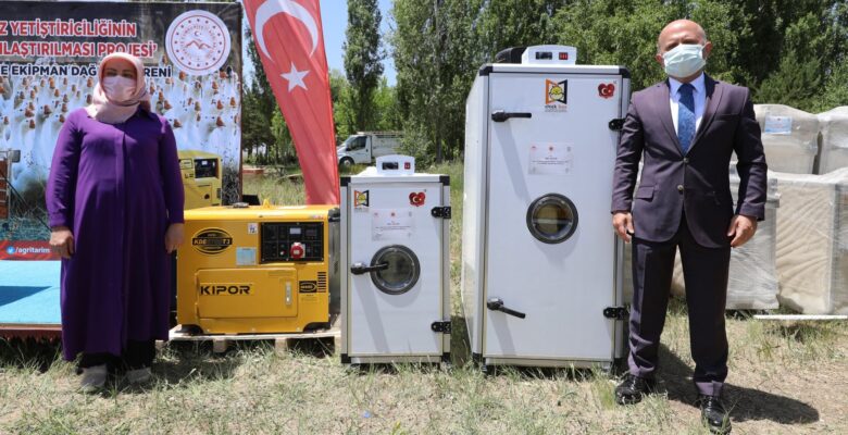 Ağrı’da törenle çiftçilere kaz yetiştiriciliği makine ve ekipmanları dağıtıldı