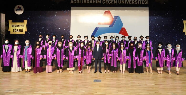 AİÇÜ’de yüz yüze mezuniyet töreni coşkusu