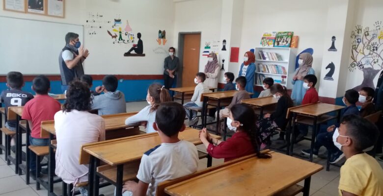 Gönül Elçileri, köy okulunda kütüphane kurdu