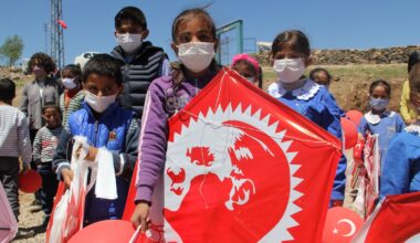 Yeni okullarının temel atma töreninde uçurtma uçurarak eğlendiler