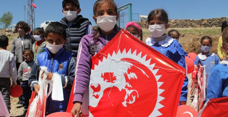 Yeni okullarının temel atma töreninde uçurtma uçurarak eğlendiler