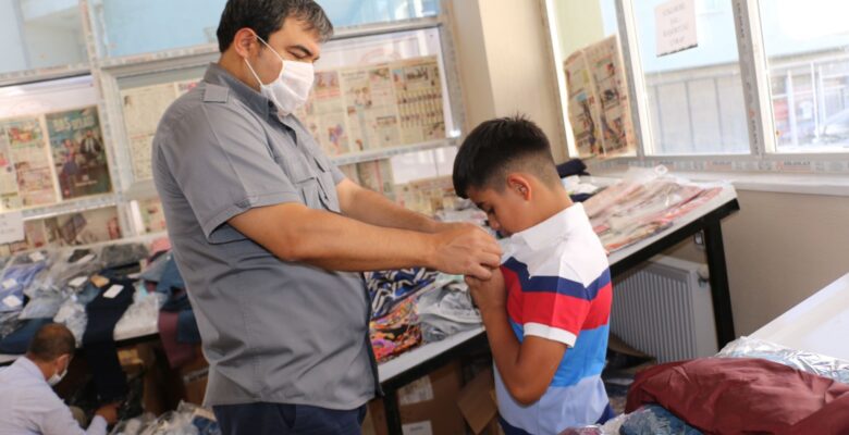 Diyadin Kaymakamlığı giyim mağazası bayram öncesi çocukların yüzünü güldürdü