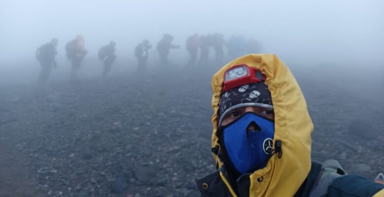 Kaybolan 2 dağcı için gittiler, 5 kişi ile döndüler