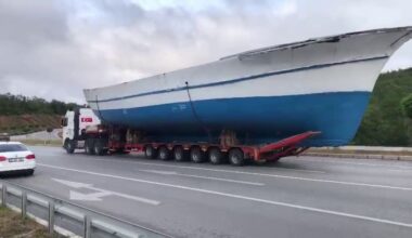 Karayolunda Ağrı’ya getirilen 21 metrelik tekneyi görenler şaşırdı