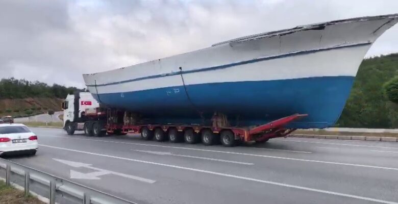 Karayolunda Ağrı’ya getirilen 21 metrelik tekneyi görenler şaşırdı