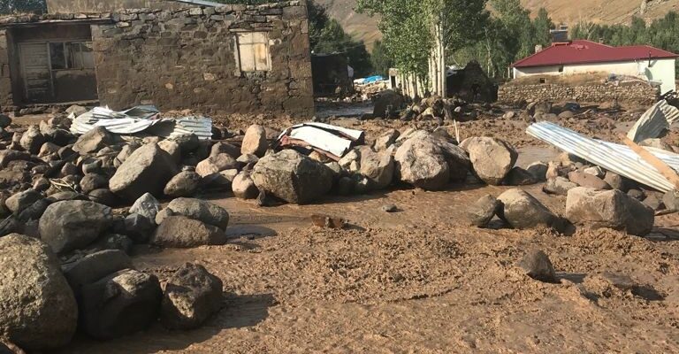 Ağrı’da sel suları evini basınca kalp krizi geçiren kadın hayatını kaybetti