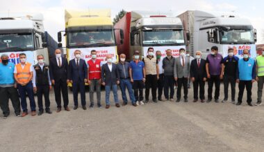Afetzedeler için Ağrı’dan 4 tır gıda ve ihtiyaç malzemesi yola çıktı