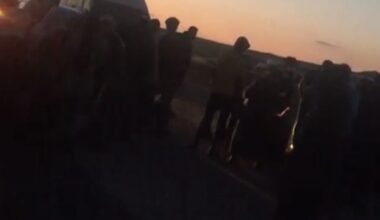 Hayvanları yolun karşısına geçirmek isteyen kız çocuğu tırın altında kaldı