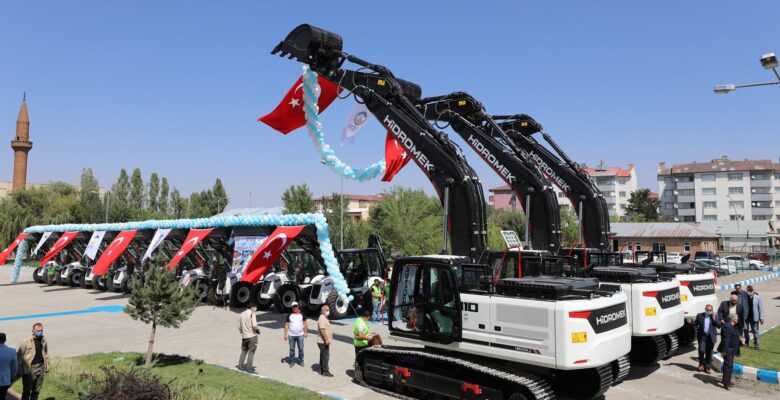 Ağrı İl Özel İdaresi filosuna 12 yeni iş makinası eklendi