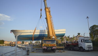 Denizi olmayan Ağrı’da dev balıkçı teknesi ilgi odağı oldu