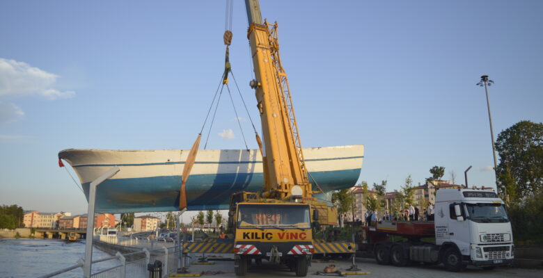 Denizi olmayan Ağrı’da dev balıkçı teknesi ilgi odağı oldu