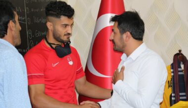 Tokyo’dan Dönen Bayram Malkan, Çiçekle Karşılandı