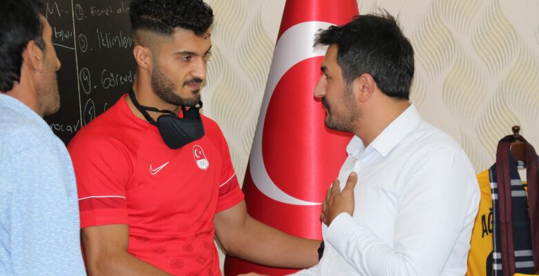 Tokyo’dan Dönen Bayram Malkan, Çiçekle Karşılandı