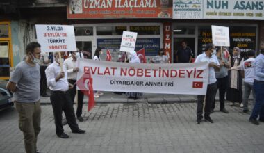 Diyarbakır Anneleri Ağrı’da HDP İl Binası önünde eylem yaptı