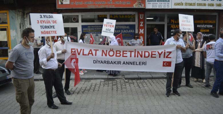 Diyarbakır Anneleri Ağrı’da HDP İl Binası önünde eylem yaptı