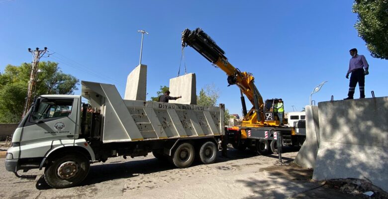 Diyadin’de güvenlik duvarları kaldırıldı