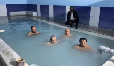 Kaymakam Balcı, havuza girip vatandaşları kaplıcalara davet etti