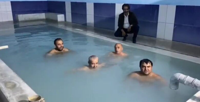 Kaymakam Balcı, havuza girip vatandaşları kaplıcalara davet etti