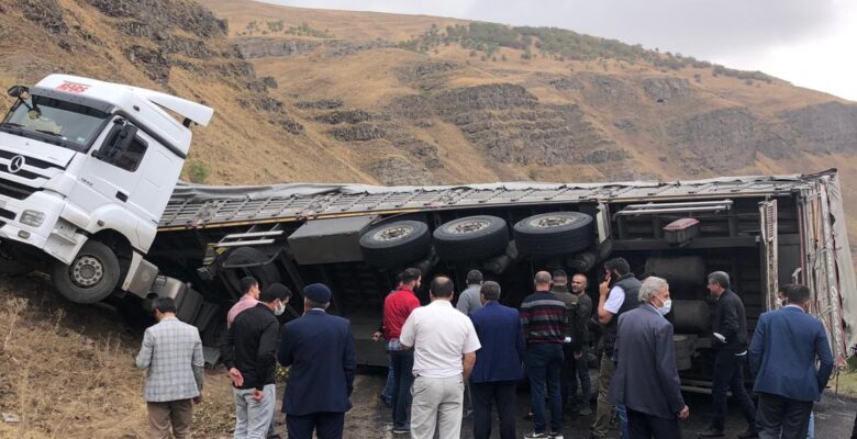 Kayganlaşan yolda kaza yapan tır devrildi